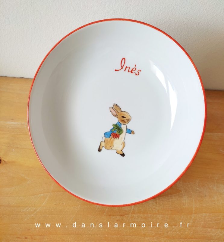3 – lapin portant une botte de carottes