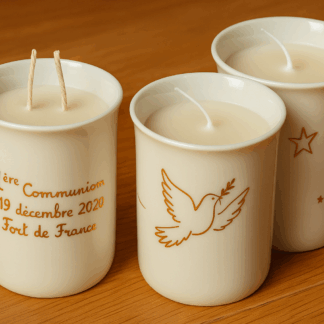 Trois timbales en porcelaine blanche transformées en bougies artisanales, ornées de motifs dorés.