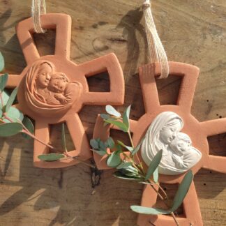 Les minis croix porte-rameaux en terre rouge - VIERGE À L'ENFANT
